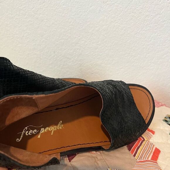 Free People Black Textured Leather Mont Blanc Flat Sandals Women's Size 39 8.5 - Picture 8 of 9